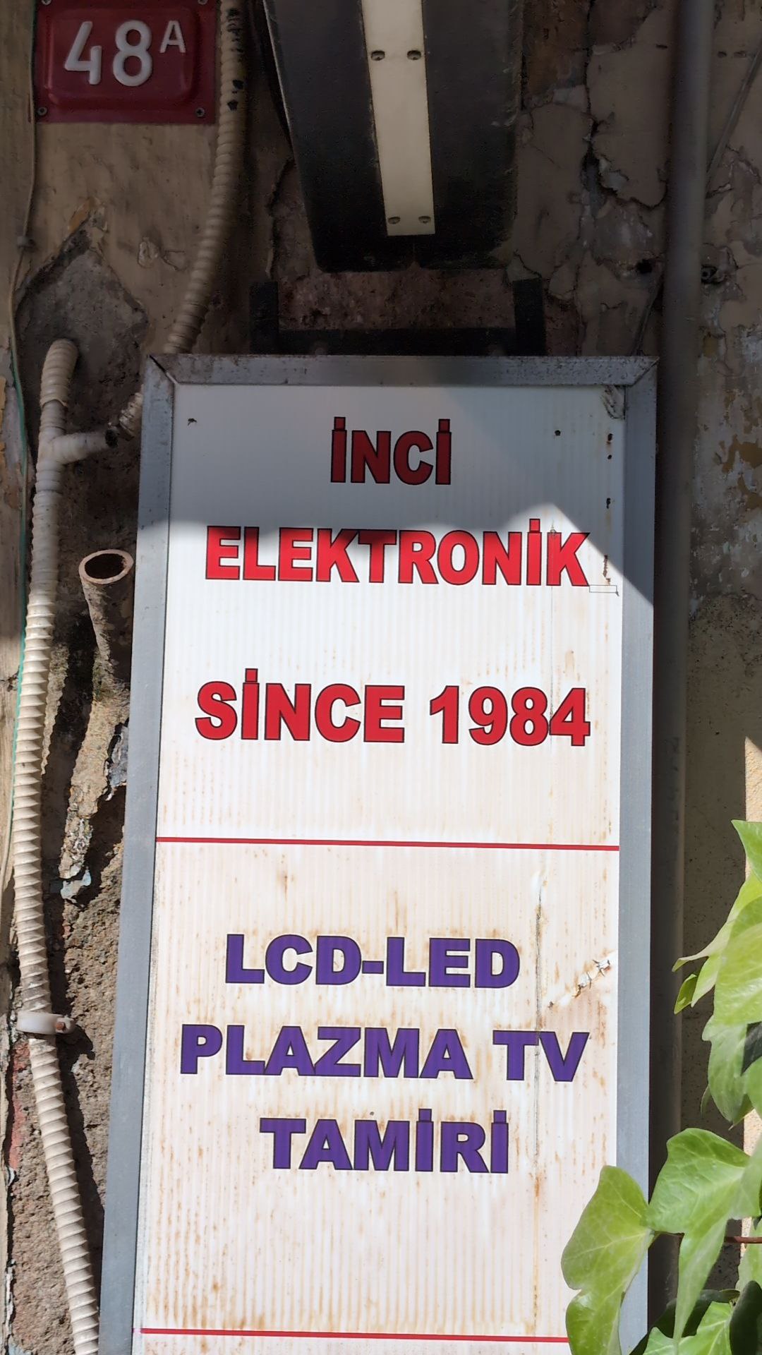 Ремонт телевизоров LCD-LED Plazma TV Фотография вывески магазина электроники İnci, работающего с 1984 года, предлагающего услуги по ремонту LCD, LED и плазменных телевизоров