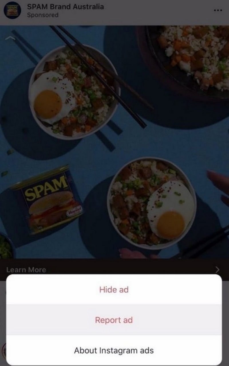 Пожаловаться на рекламу SPAM Скриншот Instagram с рекламой SPAM и всплывающим окном "Пожаловаться на рекламу"