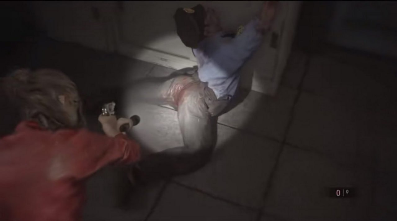Обезглавленный полицейский Resident Evil Девушка с пистолетом в руках, направляющая фонарик на лежащего полицейского с оторванной ногой из игры Resident Evil