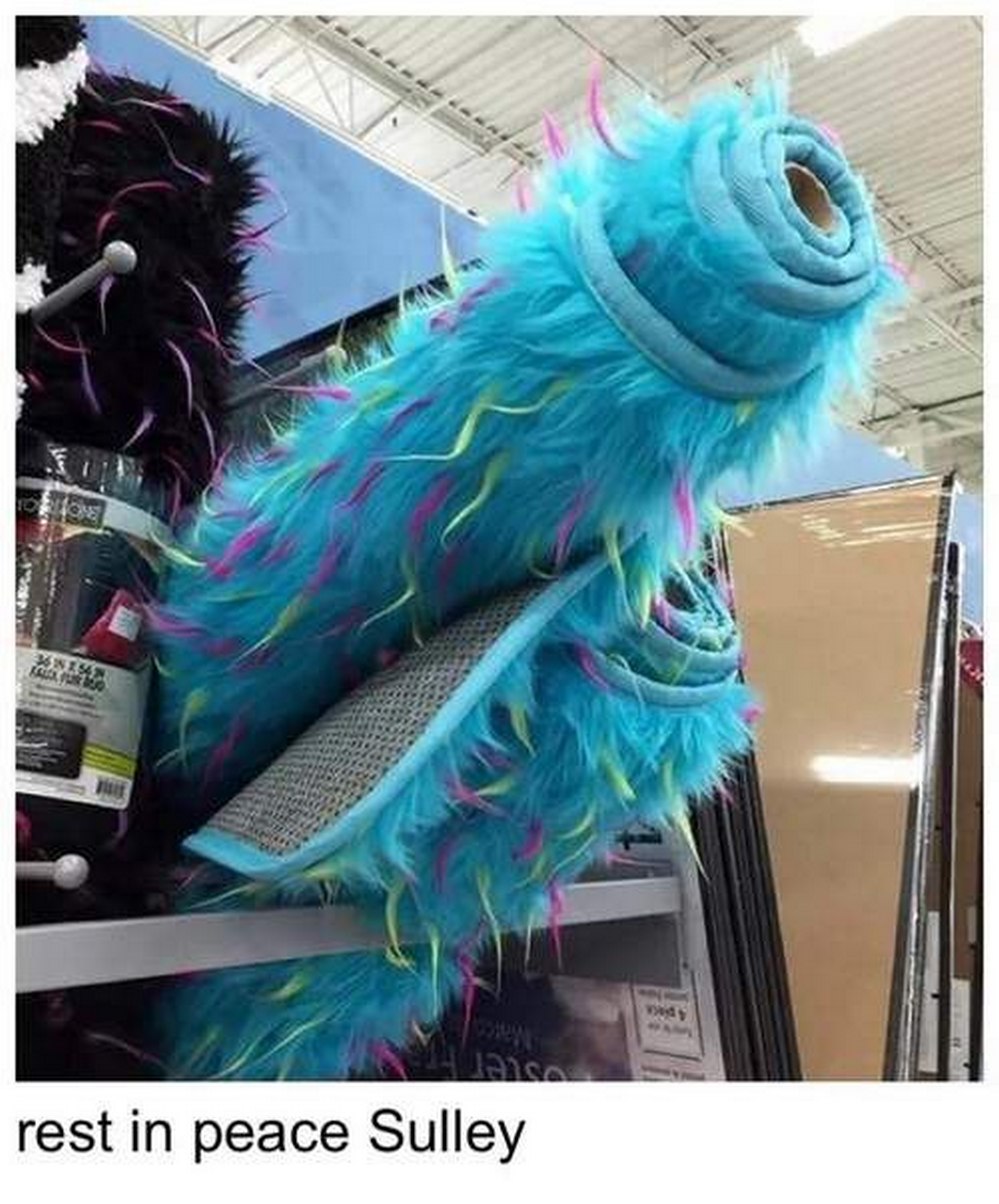 Rest in peace Sulley Синий пушистый ковер, похожий на Салли из "Корпорации монстров", свернут на полке в магазине.