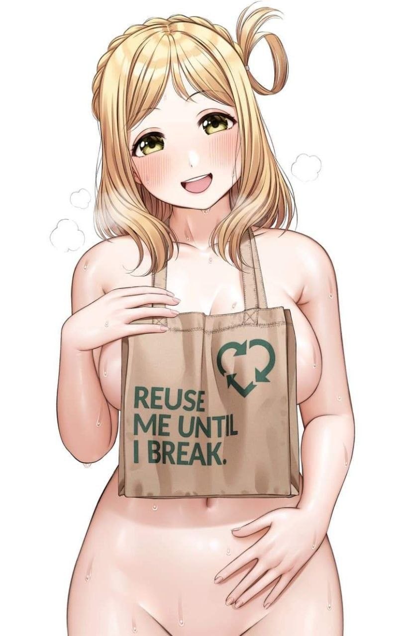 Улыбающаяся аниме-девушка держит сумку с надписью «Reuse me until I break.» и символом переработки.