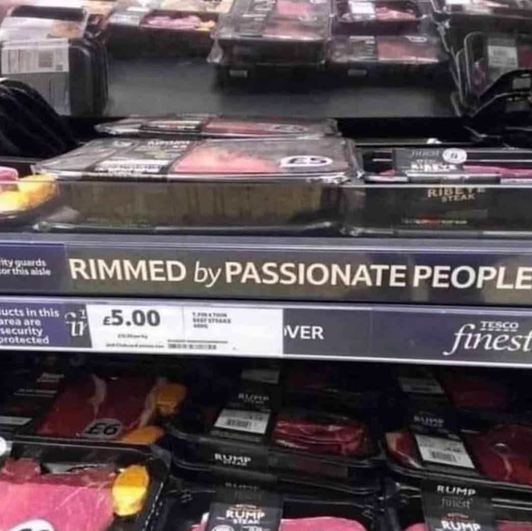Rimmed by passionate people Мем с двусмысленной надписью «Rimmed by passionate people» на ценнике в мясном отделе супермаркета.