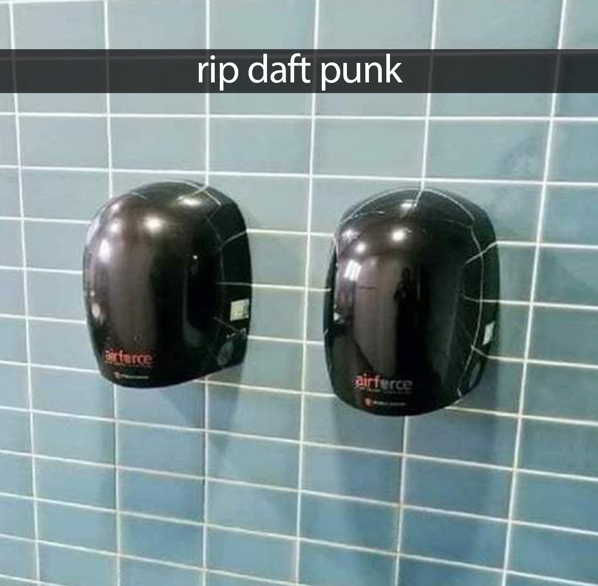 Rip daft punk Сушилки для рук, похожие на участников группы Daft Punk, с надписью «rip daft punk»