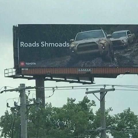 Roads Shmoads Рекламный щит Toyota с надписью Roads Shmoads
