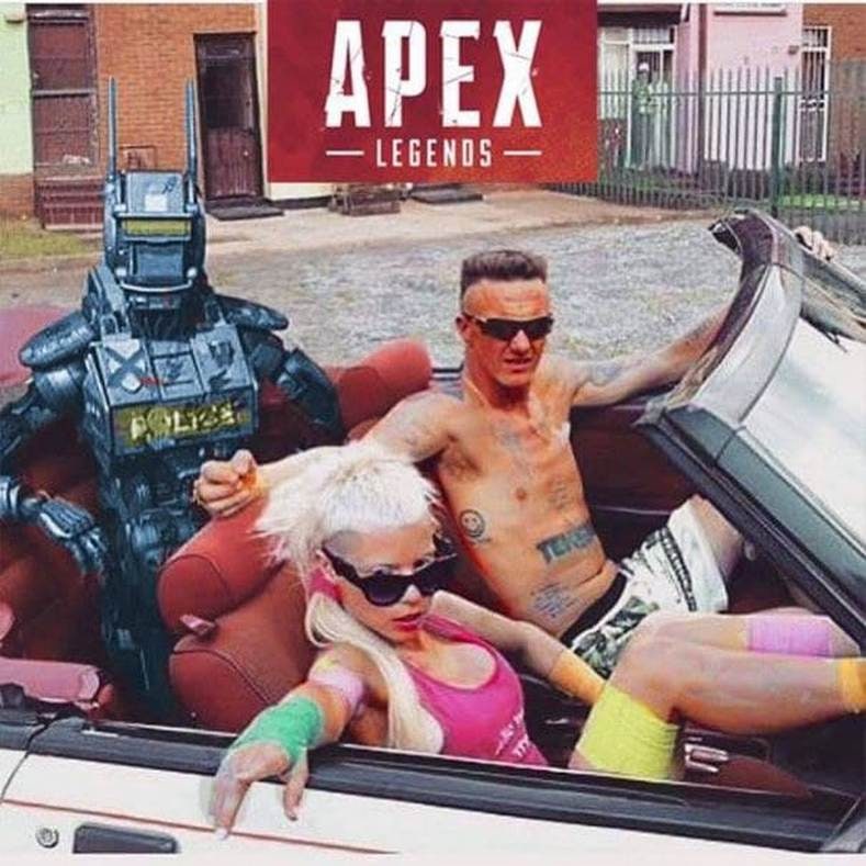 Робот Чаппи, женщина и мужчина в машине с логотипом Apex Legends Робот Чаппи, девушка и мужчина в кабриолете с логотипом "Apex Legends" над ними.
