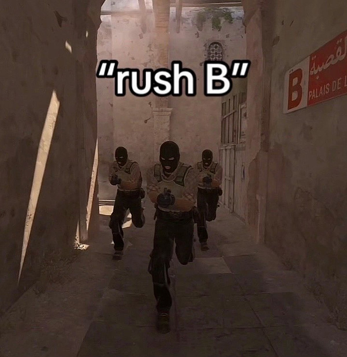 Террористы "rush B" из Counter-Strike Террористы из Counter-Strike бегут по улочке с надписью "rush B"