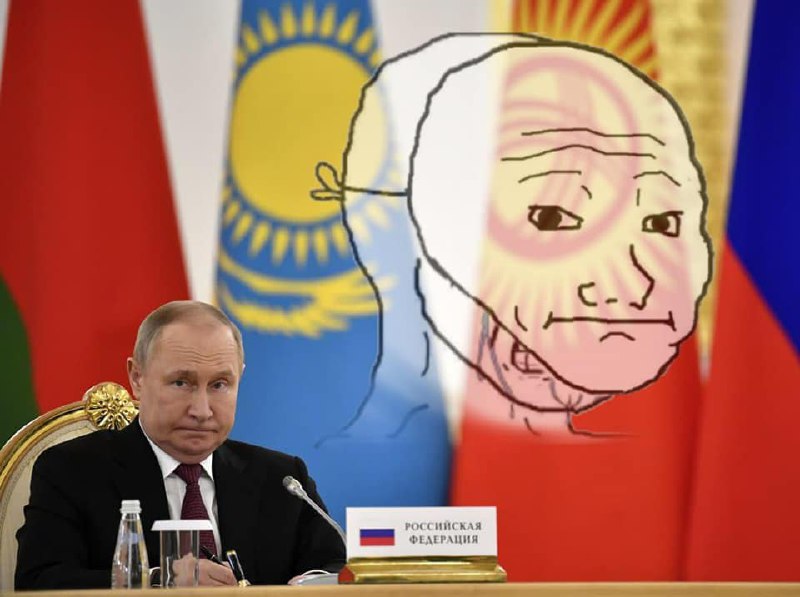 Грустный Путин и флаг Киргизии Мем с грустным Путиным, за которым видны флаги и персонаж «сойджека» с флагом Киргизии на голове.