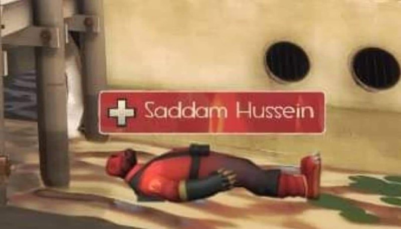 Саддам Хусейн в Team Fortress 2 Красный игрок из Team Fortress 2 лежит на земле, а над ним висит табличка с именем Саддам Хусейн. Возможно, он умер в игре.