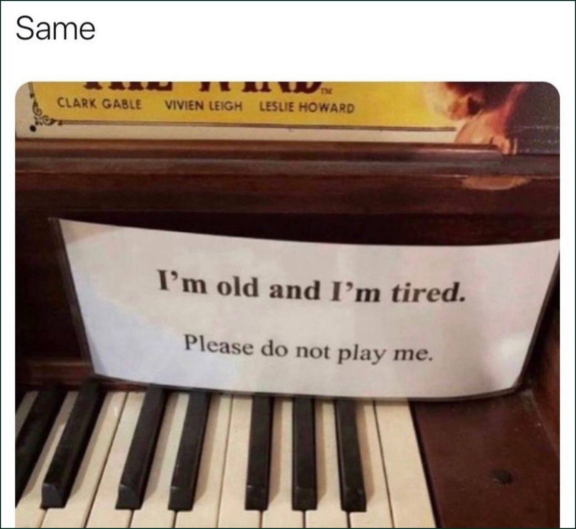 Мем про усталое пианино с надписью "I'm old and I'm tired. Please do not play me"
