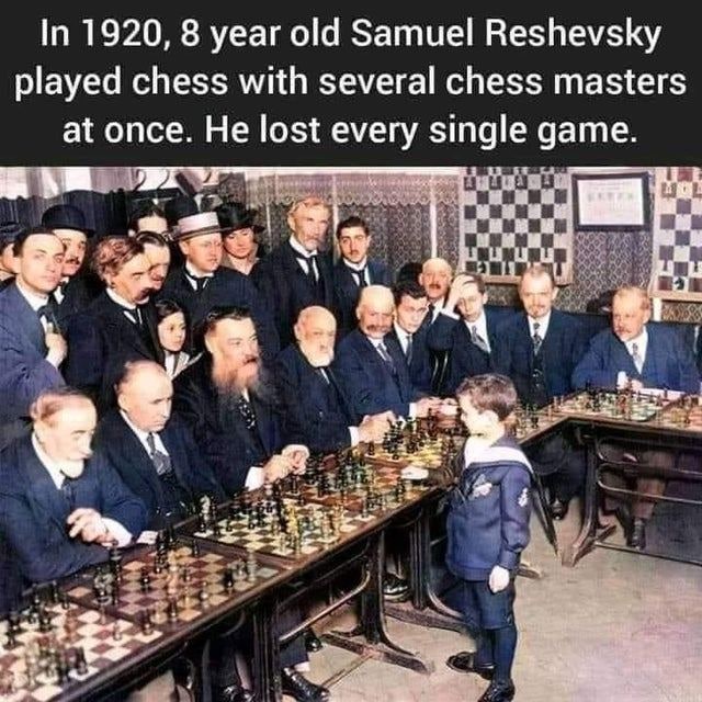 Самуэль Решевский играет в шахматы В 1920 году 8-летний Самуэль Решевский играл в шахматы с несколькими шахматными мастерами одновременно. Он проиграл каждую игру.