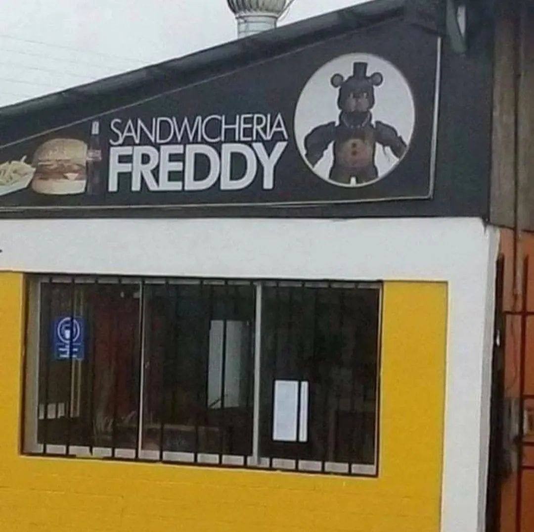 Sandwicheria Freddy Кафе с названием Sandwicheria Freddy и изображением Фредди из игры "Пять ночей у Фредди" на вывеске.