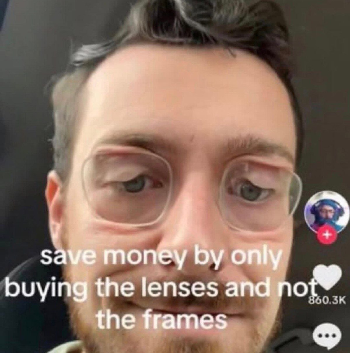 Save money by only buying the lenses and not the frames Мужчина с линзами от очков вместо оправы показывает, как сэкономить деньги