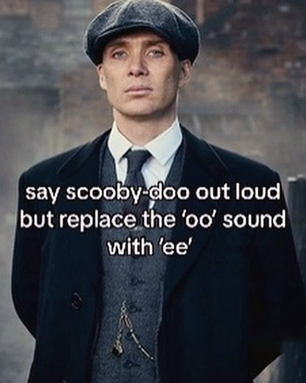 Say scooby-doo out loud but replace the 'oo' sound with 'ee' Мем с Томми Шелби, где предлагается произнести «Scooby-Doo», заменив звук «oo» на «ee»