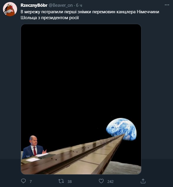 Переговоры Шольца с Путиным Первые снимки переговоров канцлера Германии Шольца с президентом России, где Шольц сидит за длинным столом, тянущимся к Земле, символизируя отдаленность.