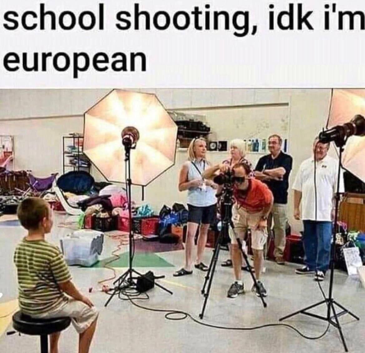 Мем "School shooting, idk I’m european" с мальчиком на фотосъемке