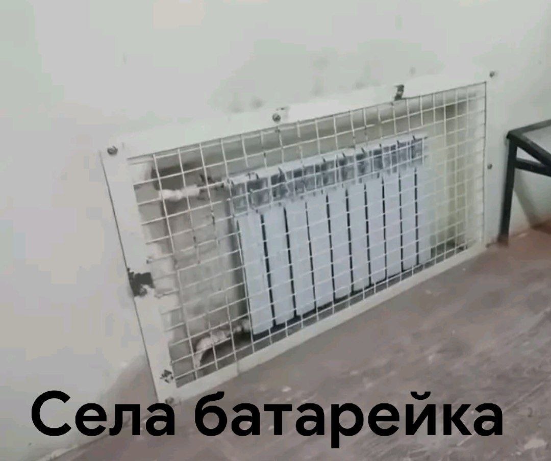 Мем 'Села батарейка' с батареей, встроенной в стену