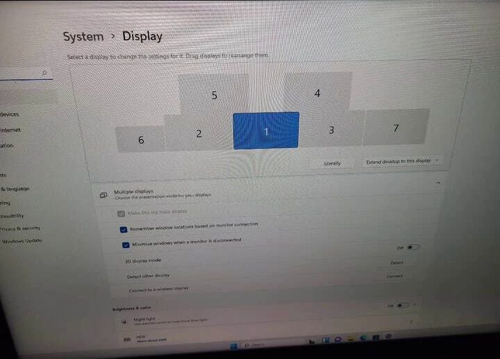 Семь мониторов в Windows 11 Скриншот экрана настроек дисплея Windows 11 с семью подключенными мониторами, расположенными в хаотичном порядке