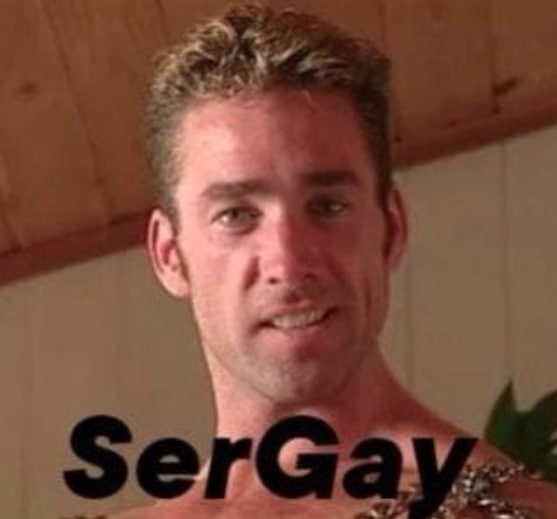 SerGay Мужчина со светлыми волосами и цепью на шее и надпись «SerGay»