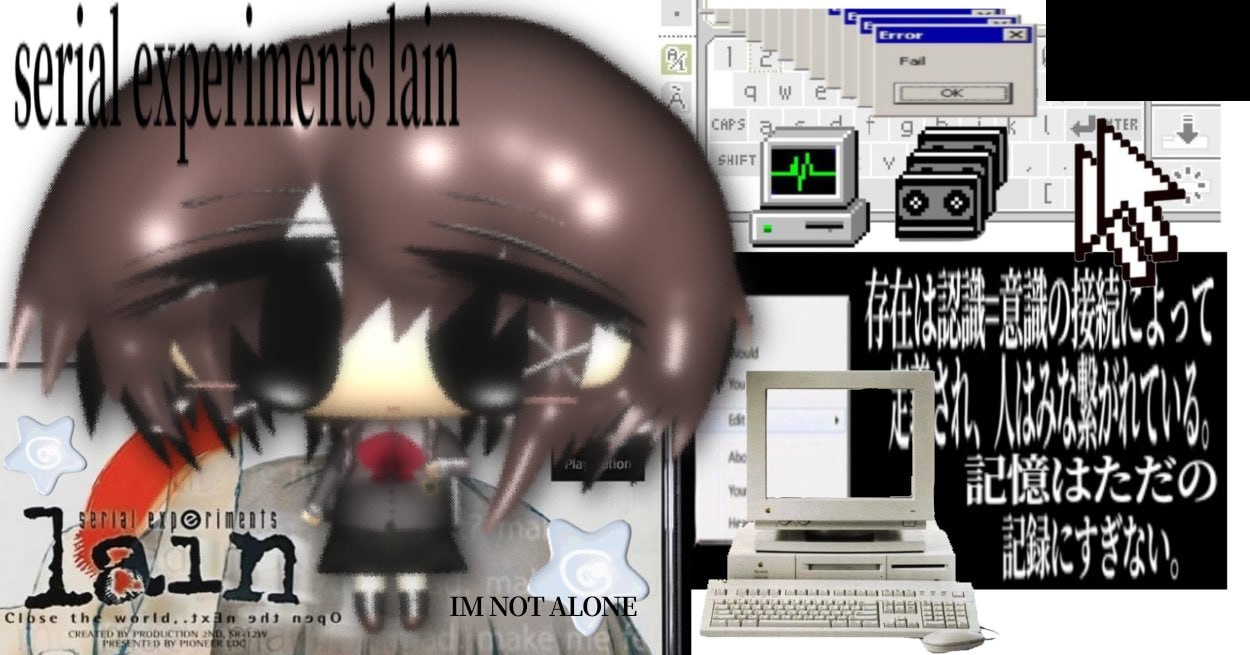 Лэйн Ивакура из Serial Experiments Lain среди старых компьютеров и системных ошибок с надписью «IM NOT ALONE» — «Я не одна».