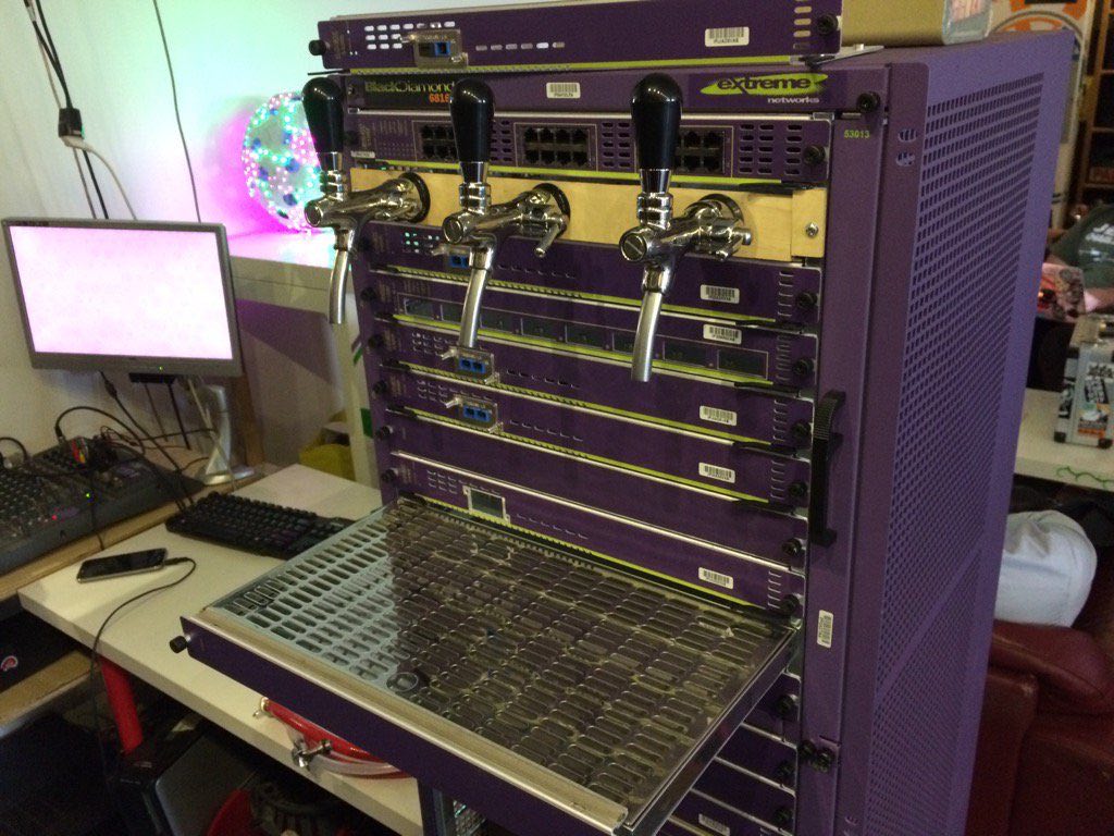 Серверный шкаф с пивными кранами Серверный шкаф Extreme Networks, переделанный под пивной кран.
