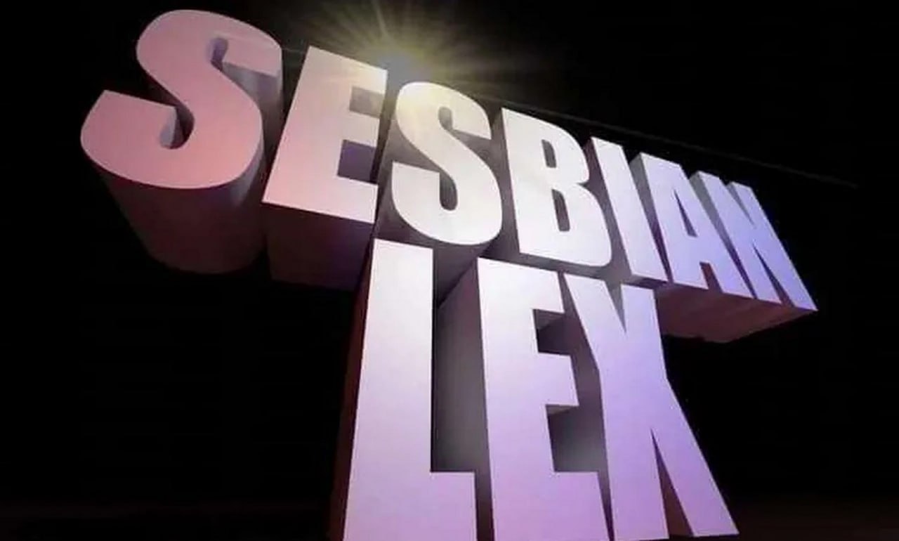 Sesbian Lex 3D-текст «Sesbian Lex» на черном фоне, выполненный в объемном стиле с мягкими градиентными переходами цвета от белого к фиолетовому