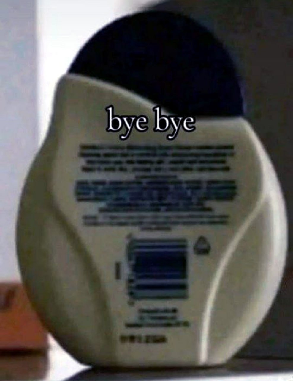 Бутылка шампуня «bye bye» Бутылка шампуня с надписью «bye bye»