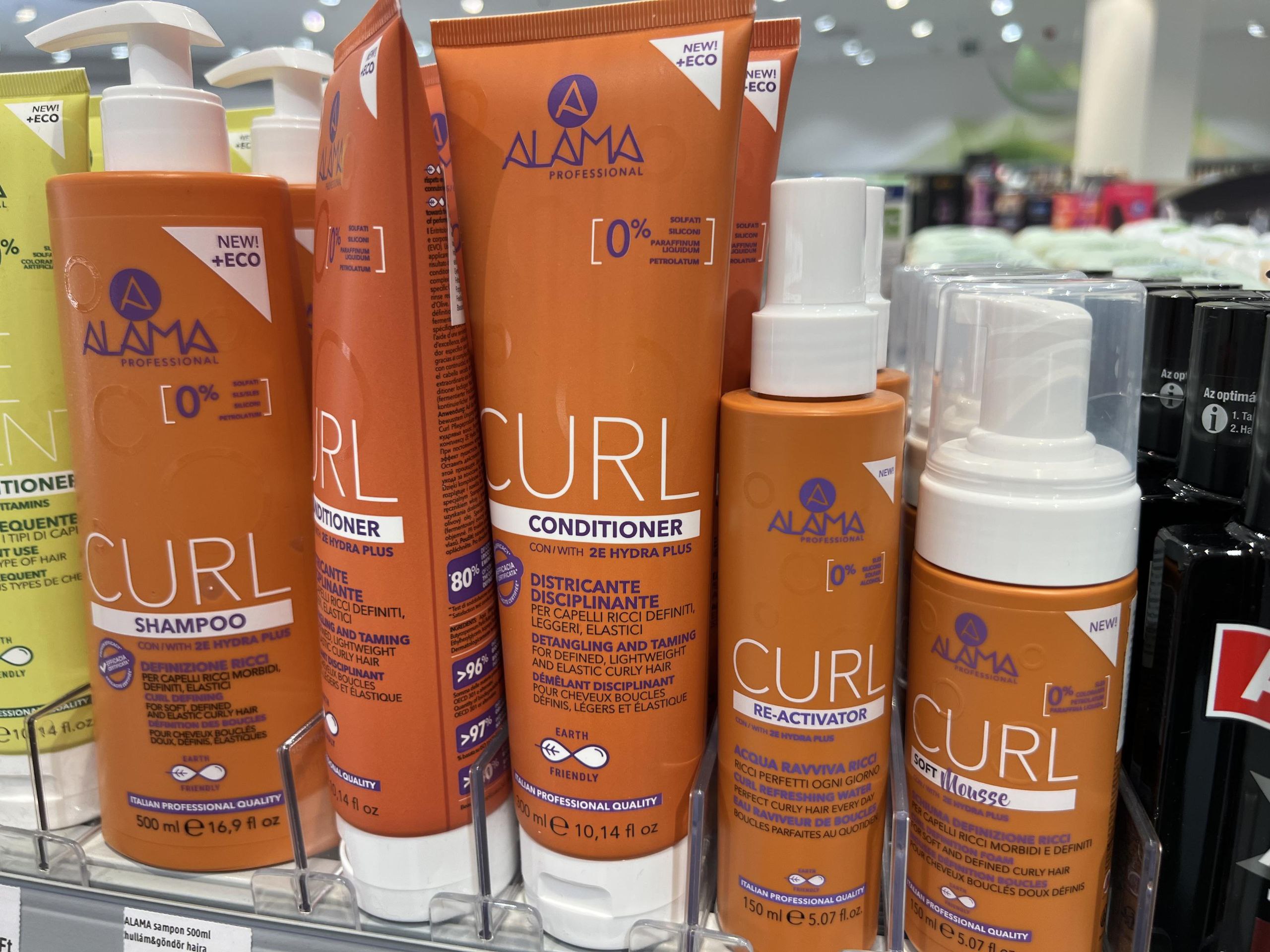 Шампунь и кондиционер Alama Professional Curl Фотография шампуня и кондиционера Alama Professional Curl на полке в магазине