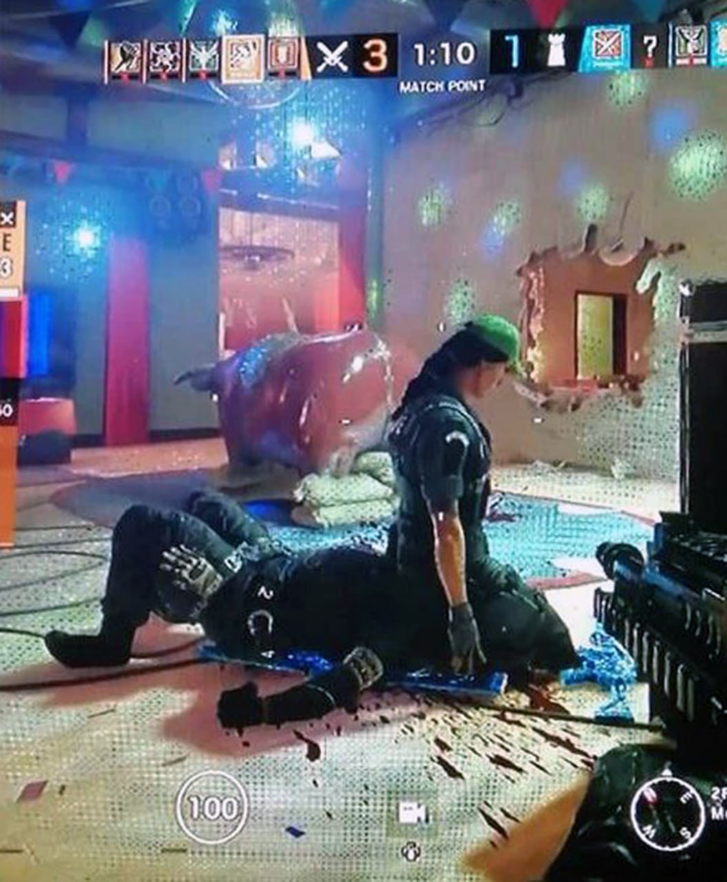 Она сверху в Rainbow Six Siege Скриншот из игры Rainbow Six Siege, где один персонаж сидит сверху на другом.
