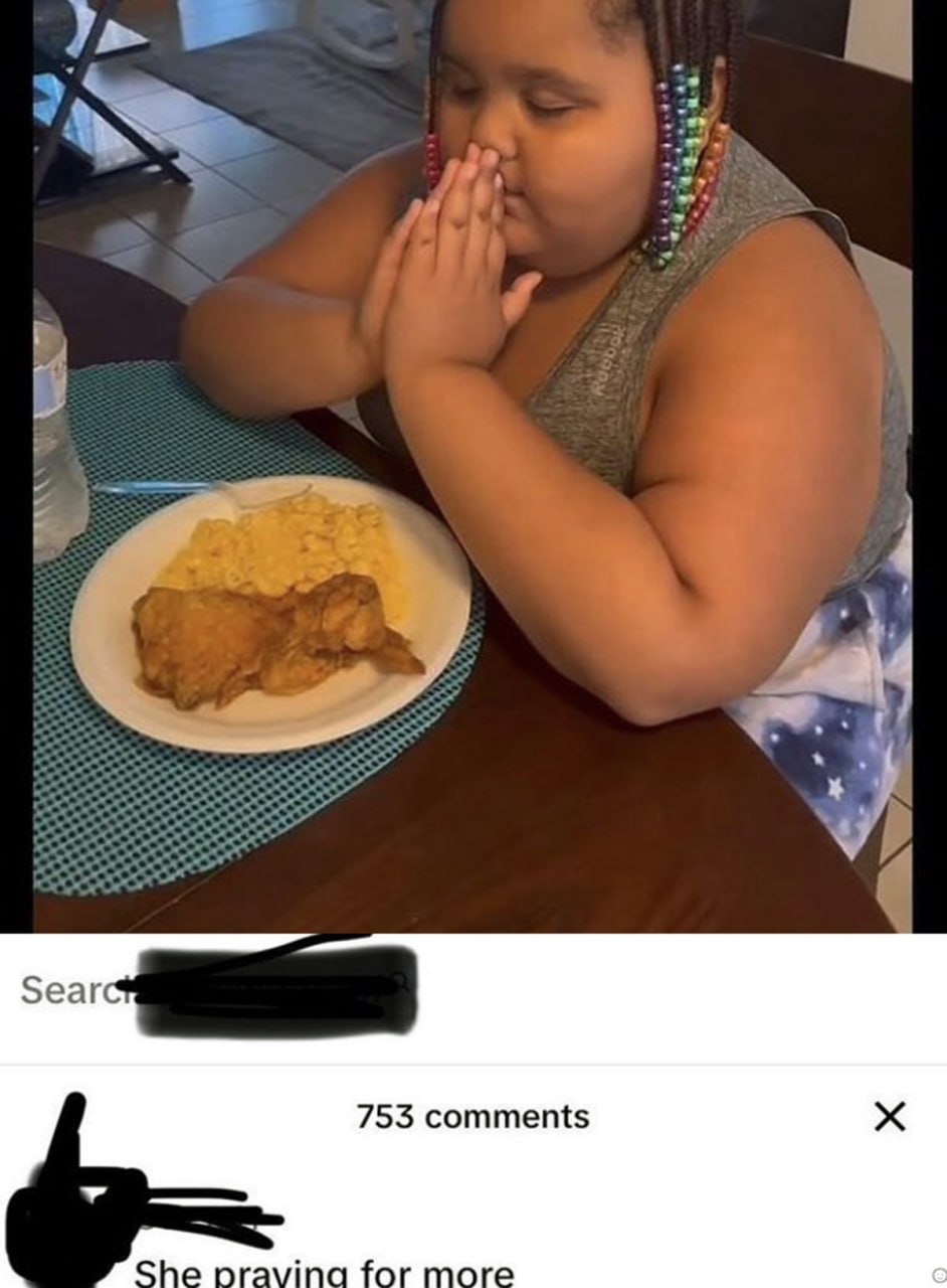 She praying for more Полная девочка молится о добавке еды на тарелке