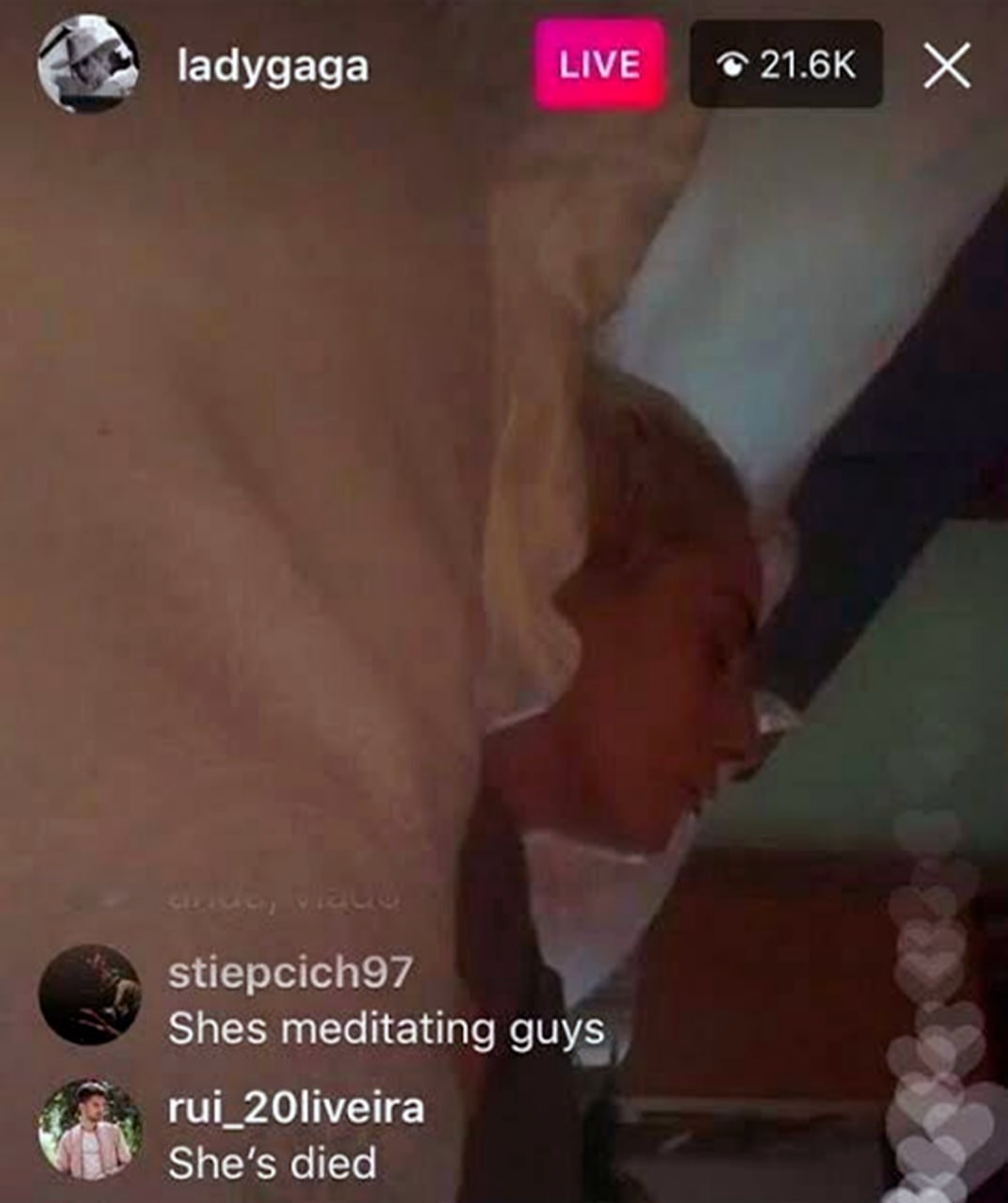 She's meditating guys She's died Мем с Леди Гагой на прямой трансляции, где комментаторы не могут понять, медитирует она или умерла.