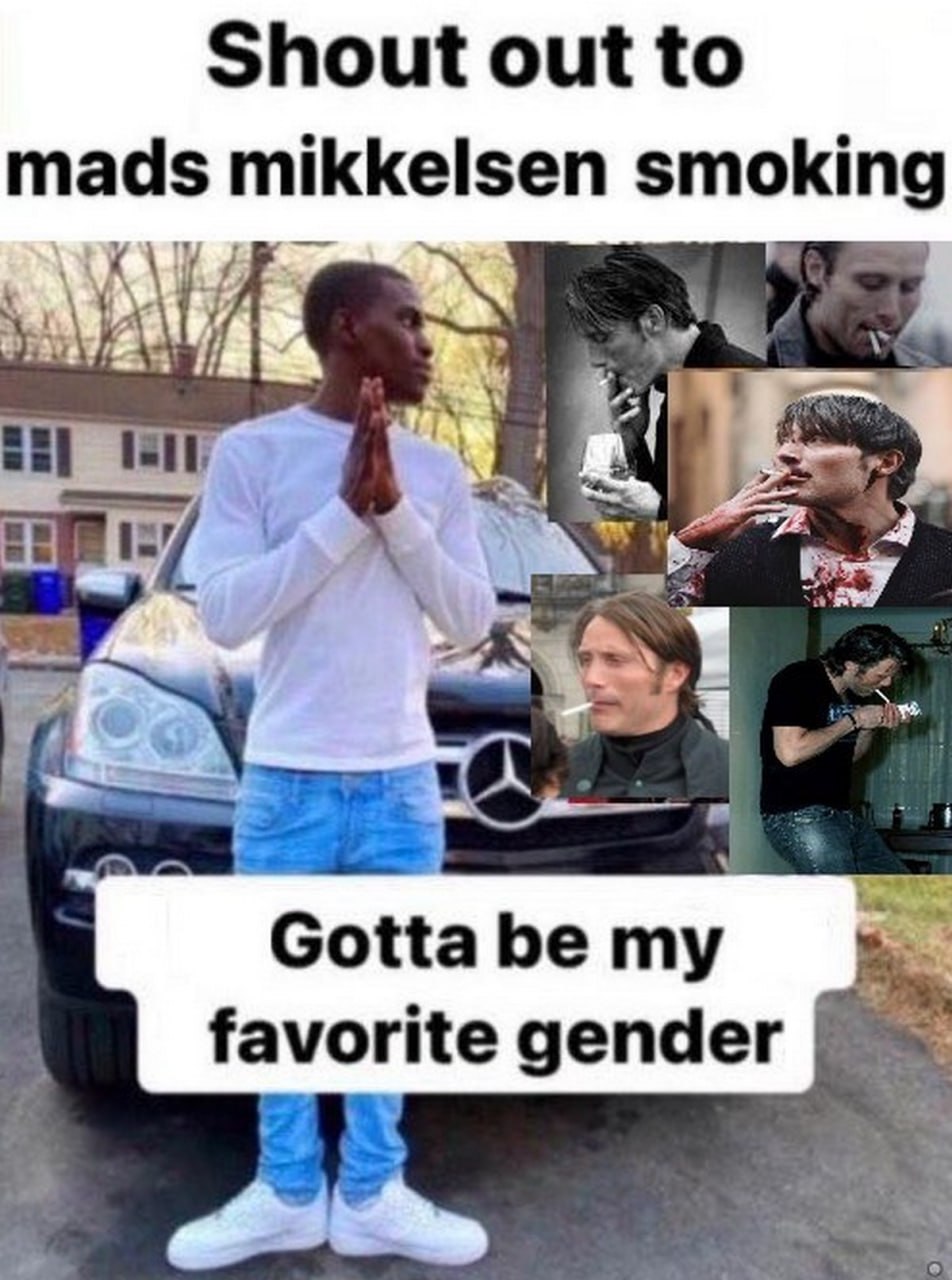 Shout out to Mads Mikkelsen smoking Мем с парнем в белой футболке и джинсах, который стоит на фоне машины и благодарит Мадса Миккельсена за курение.