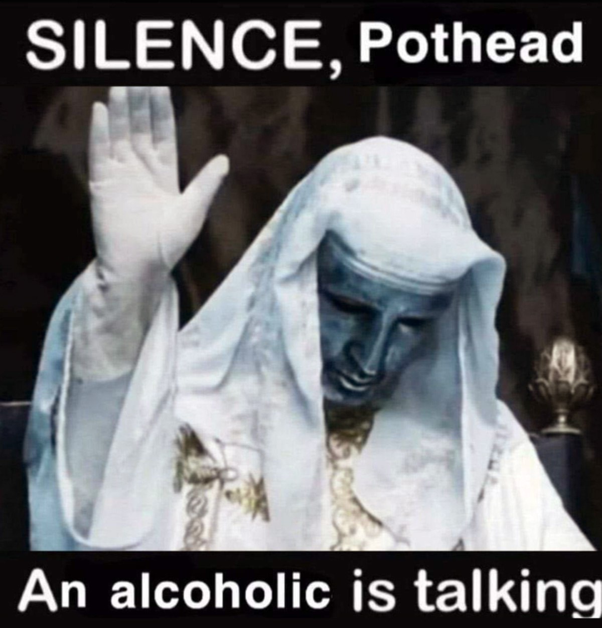 Silence, Pothead An alcoholic is talking Мем с фразой "Тишина, нарик, алкоголик говорит", где изображена статуя с поднятой рукой.
