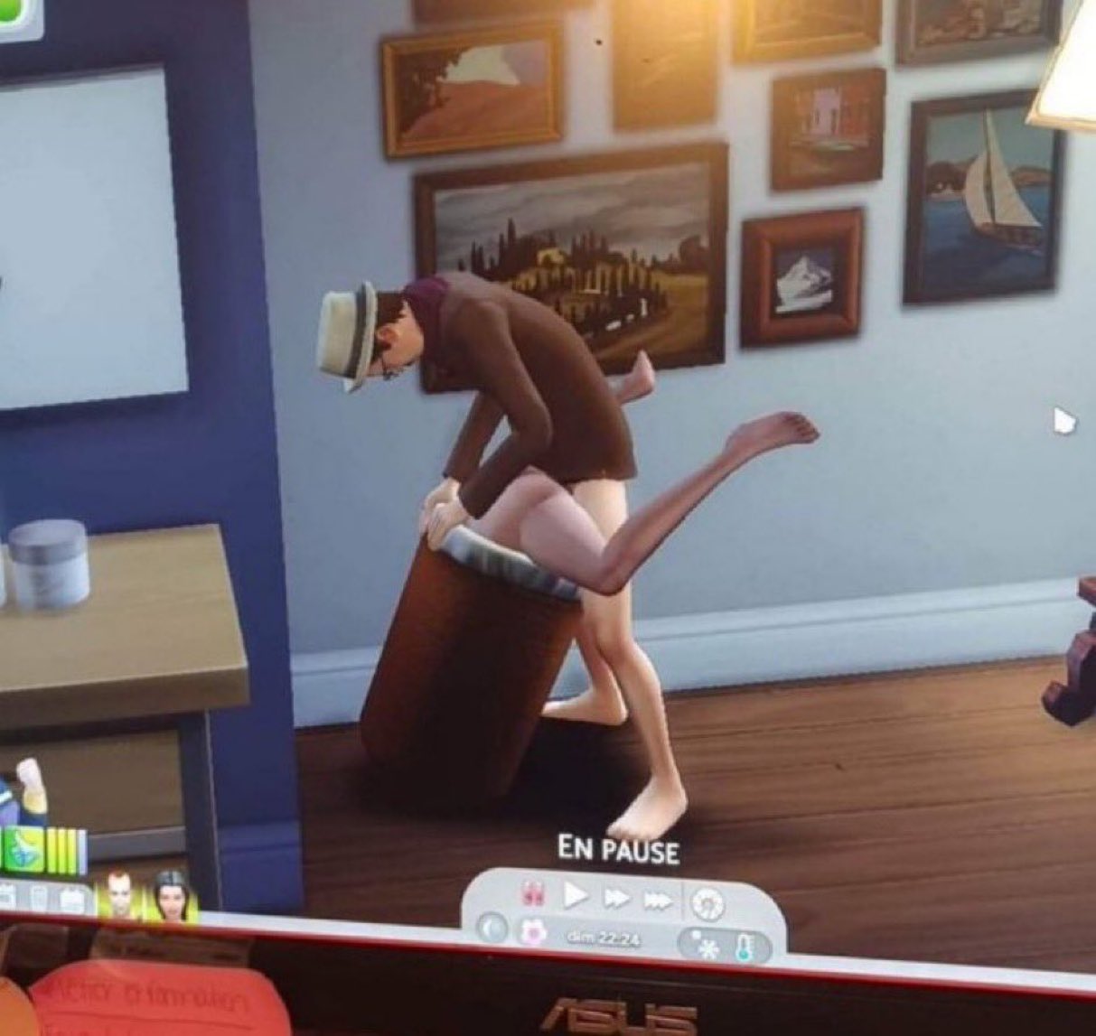 Симс баг с мусорным ведром Скриншот из игры The Sims 4, где из-за бага персонаж оказался внутри мусорного ведра, а другой сим пытается из него вылезти, создавая нелепую позу.