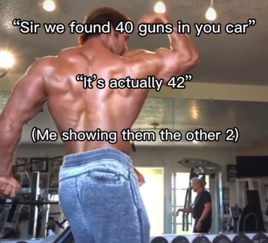 Sir we found 40 guns in your car Мужчина-бодибилдер показывает свои бицепсы, говоря, что у него не 40 «пушек», а 42.