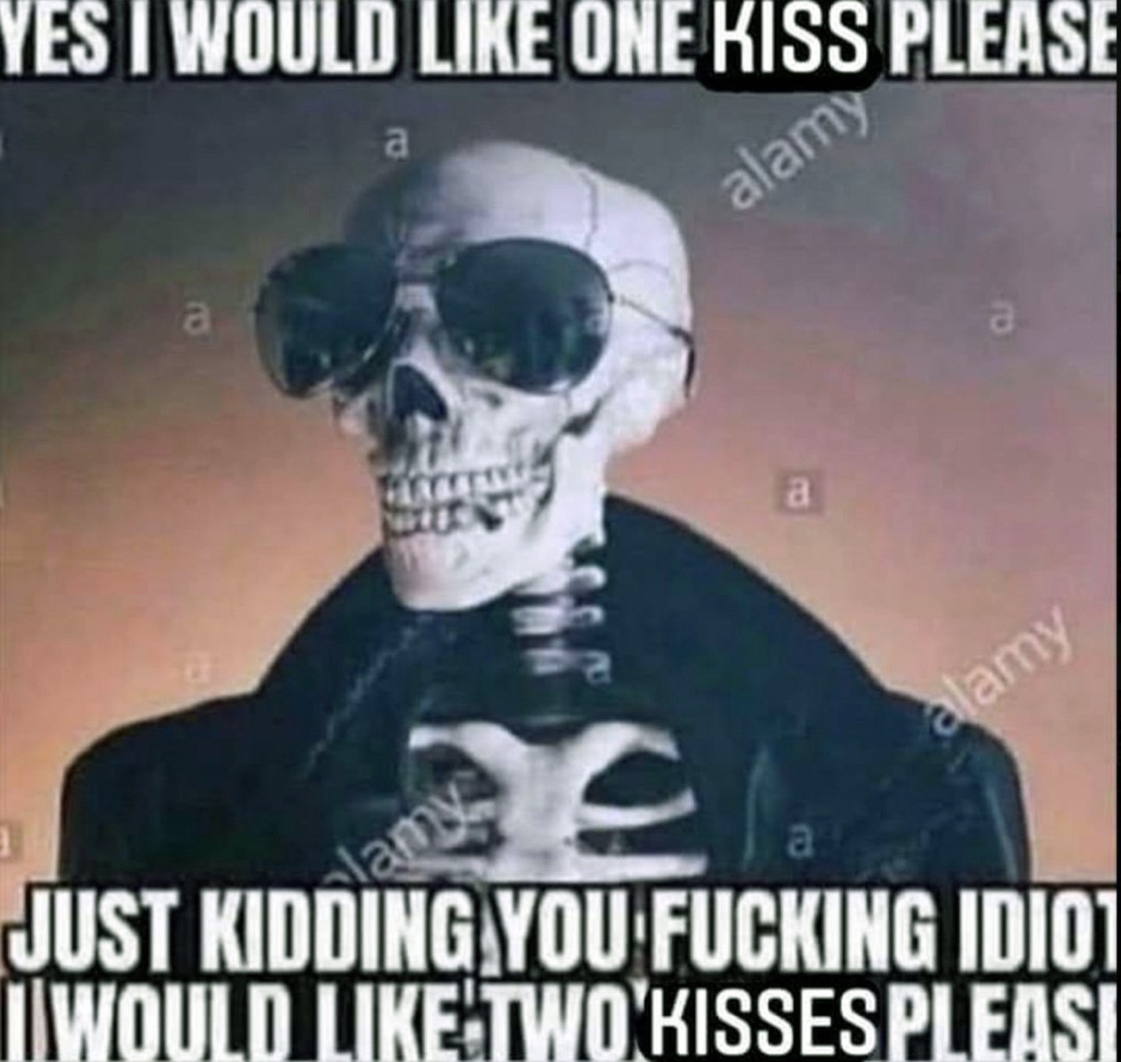 Скелет в очках Yes I would like one kiss please Мем со скелетом в солнцезащитных очках и черной куртке, который просит один поцелуй, а потом исправляется на два.
