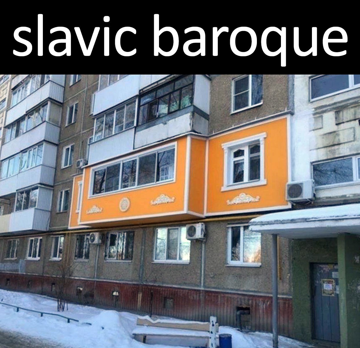Slavic baroque Балкон в стиле славянского барокко на фасаде жилого дома