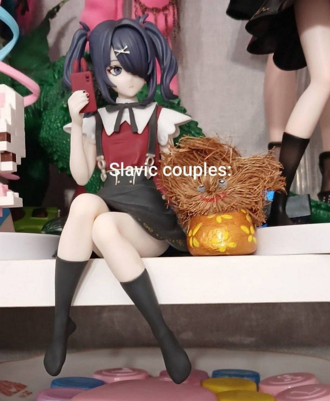 Slavic couples Мем "Slavic couples" со статуэткой аниме-девушки и самодельной игрушкой