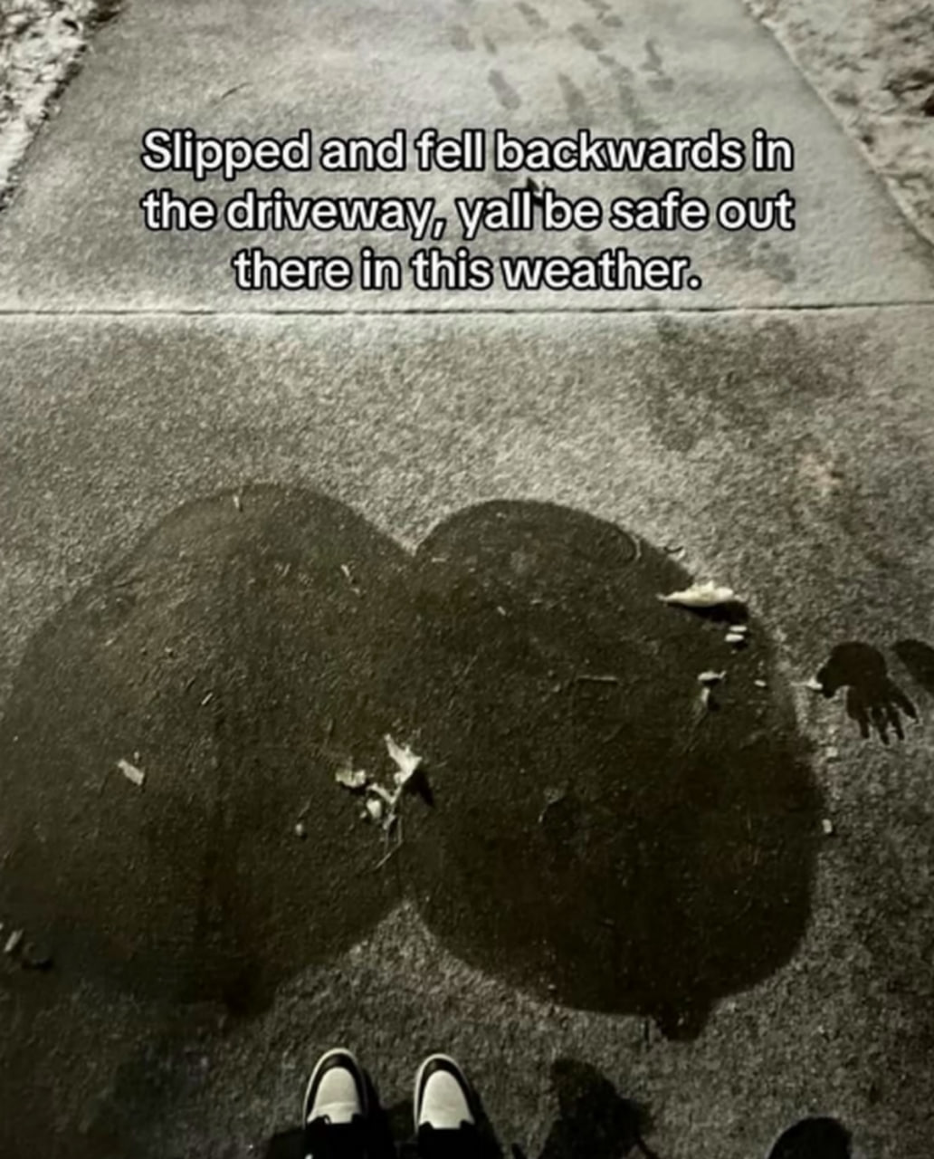 Slipped and fell backwards in the driveway Следы на снегу после падения на ягодицы