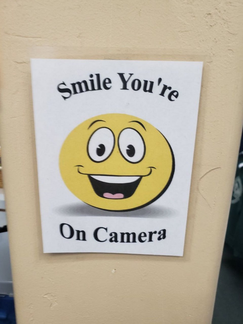 Smile You're On Camera Объявление «Улыбнитесь, вас снимает камера» с улыбающимся смайликом
