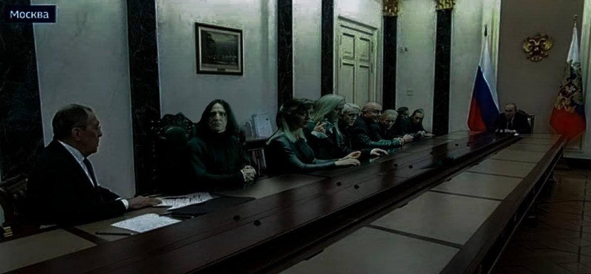 Снейп на совещании у Путина Мем, где Снейп сидит за очень длинным столом с Путиным и другими чиновниками на совещании в Москве