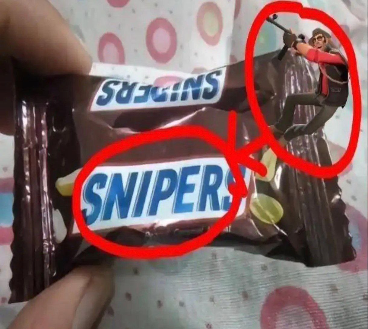 Снайпер на упаковке Snickers Мем, где батончик Snickers переименован в Snipers, а рядом изображен Снайпер из Team Fortress 2.