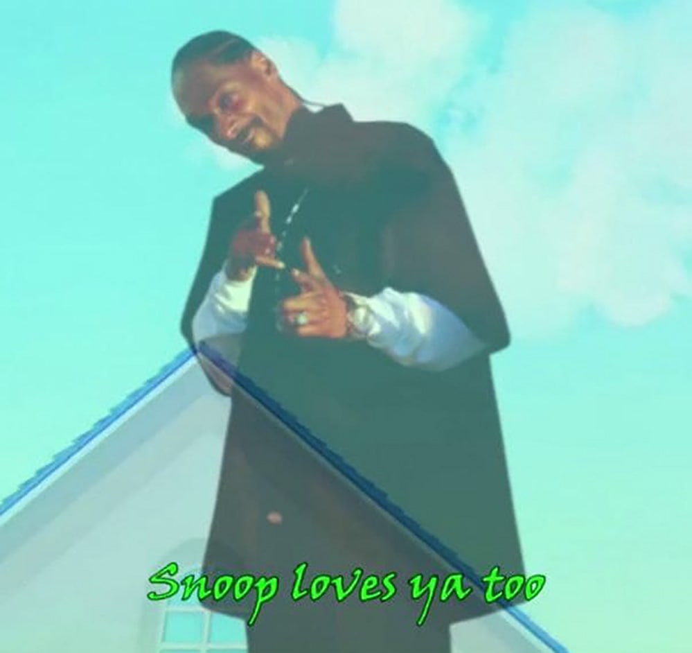 Snoop loves ya too Снуп Догг с жестом, означающим «Снуп тебя тоже любит», на фоне неба и части крыши.