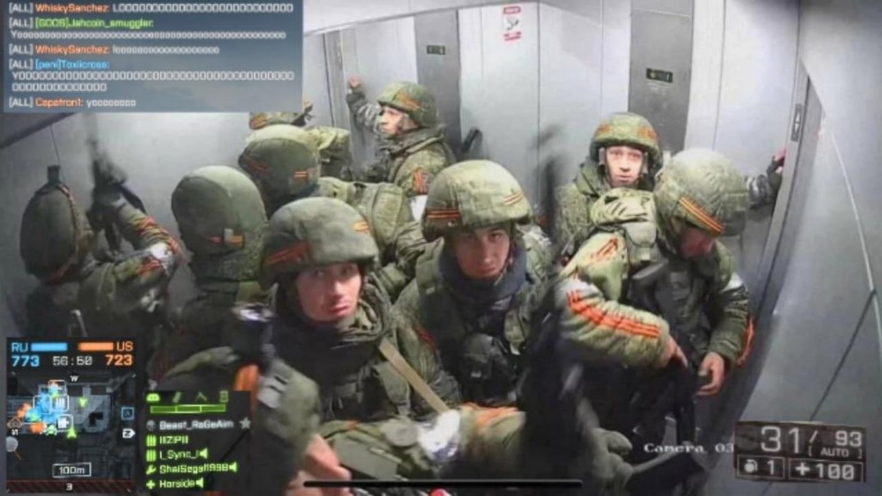 Солдаты из видеоигры в лифте Солдаты из видеоигры, одетые в камуфляж и шлемы с Георгиевскими ленточками, находятся в переполненном лифте, а на экране виден игровой интерфейс с чатом.
