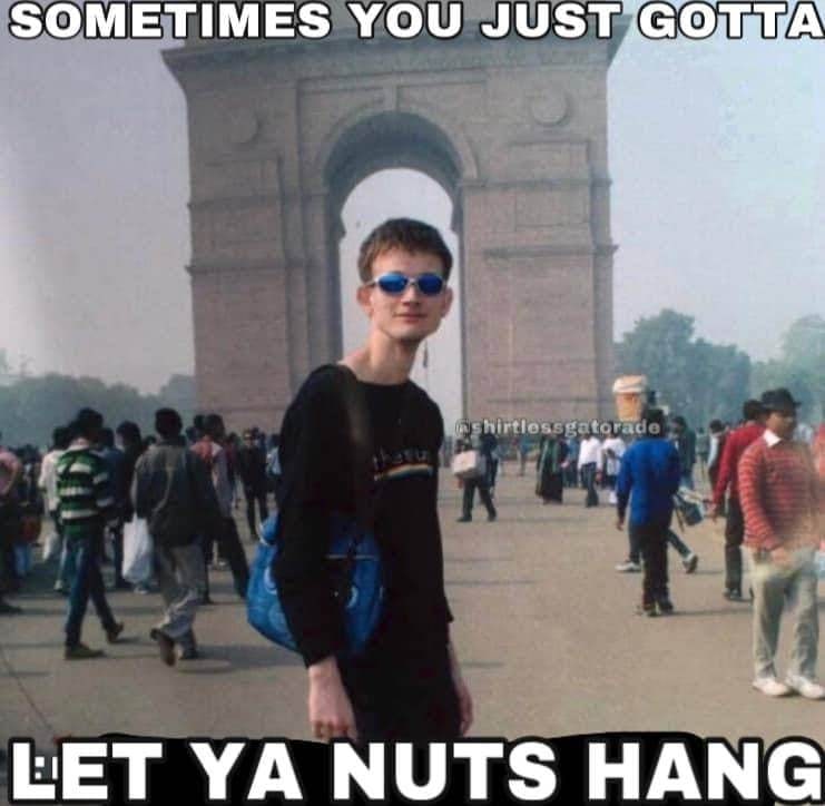 Sometimes you just gotta let ya nuts hang Фотография Виталика Бутерина в синих очках и с сумкой через плечо на фоне толпы и арки в Индии, с надписью "Sometimes you just gotta let ya nuts hang".