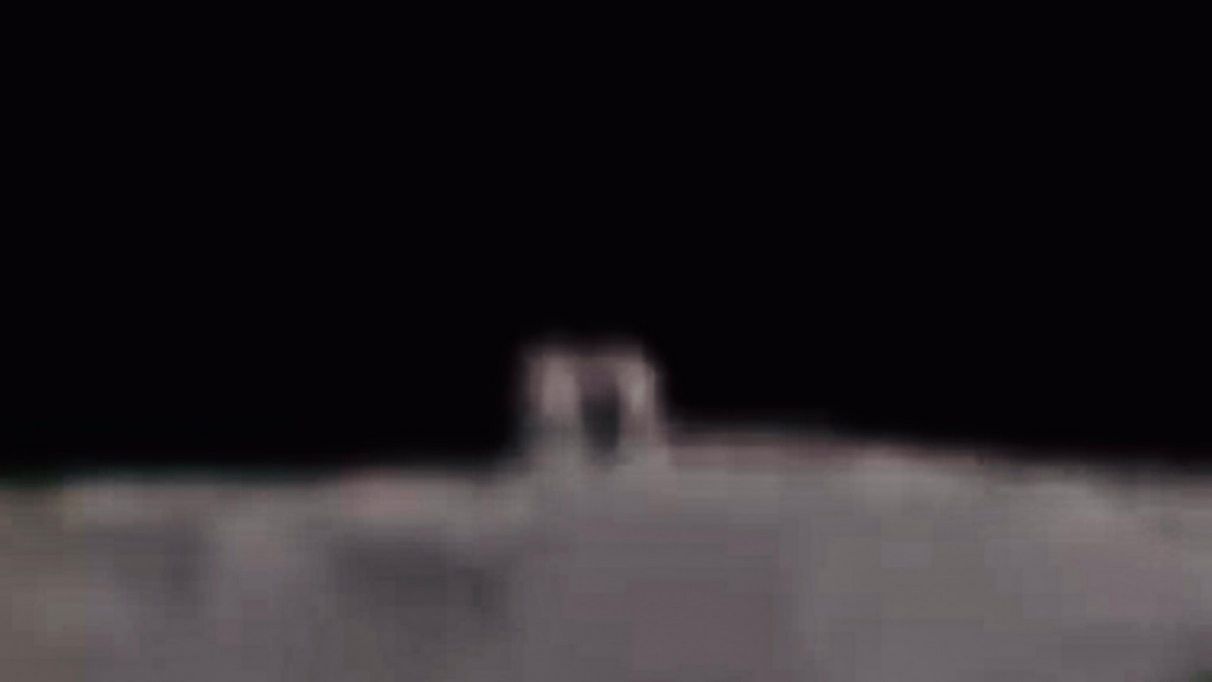 Сооружение на Луне Размытое изображение таинственного сооружения на поверхности Луны, снятое с расстояния
