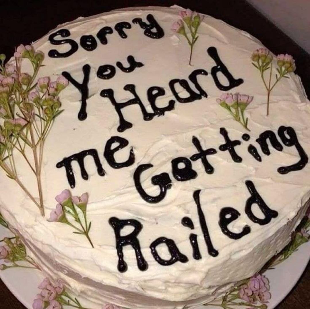Белый торт с цветочками и неловкой надписью «Sorry you heard me getting railed».