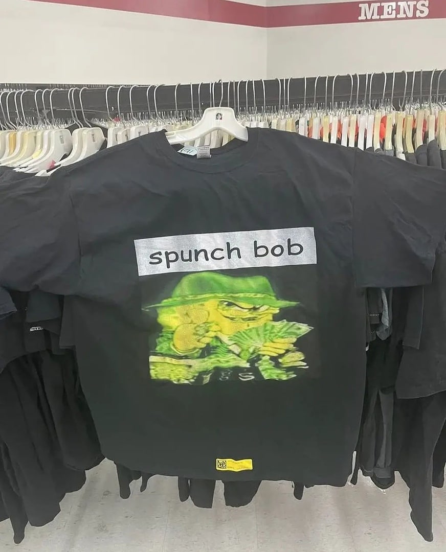Spunch bob Черная футболка с изображением Губки Боба в зеленой шляпе, держащего пачки денег, и надписью «Spunch Bob» над ним.