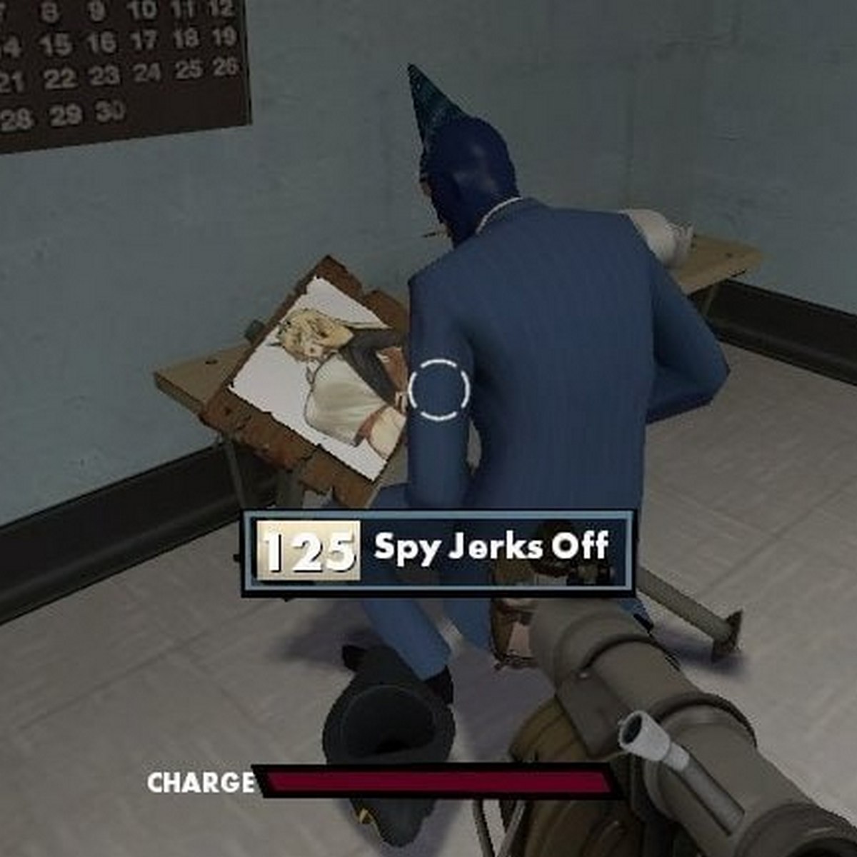 Шпион дрочит Мем с персонажем по имени Шпион из игры Team Fortress 2, который сидит на стуле с эротическим изображением и текстовой надписью «Шпион дрочит».