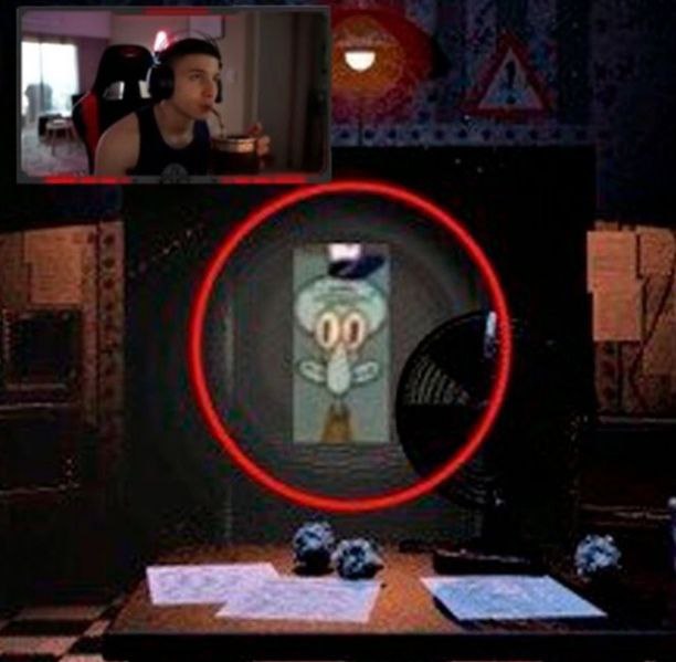 Сквидвард Красавчик во FNaF На картинке изображён популярный мем со Сквидвардом Красавчиком (Squidward Handsome), который появляется в игре Five Nights at Freddy's. Игрок смотрит на экран, где видно это изображение.