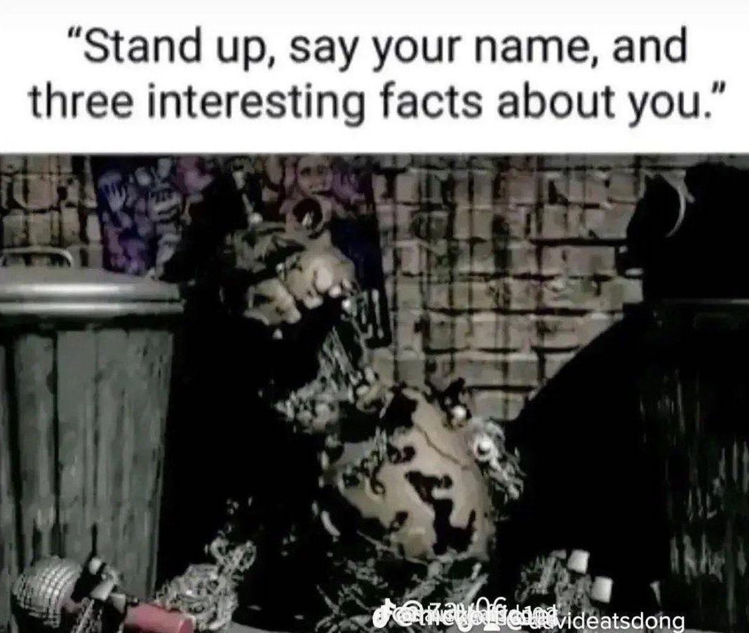 Stand up, say your name, and three interesting facts about you Поломанный аниматроник из Five Nights at Freddy's сидит на полу и не может встать, чтобы представиться, как просят в тексте мема.
